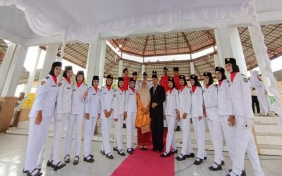 PASKIB dan Marching Band SMK Wonokromo Surabaya Menjadi Petugas Upacara HUT RI Ke-78 di Paruga Na'e Sila