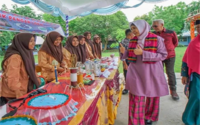 Wakil Gubernur Daerah Khusus Ibukota Jakarta Tinjau Stand Pangan Siswa SMK Wonokromo Surabaya